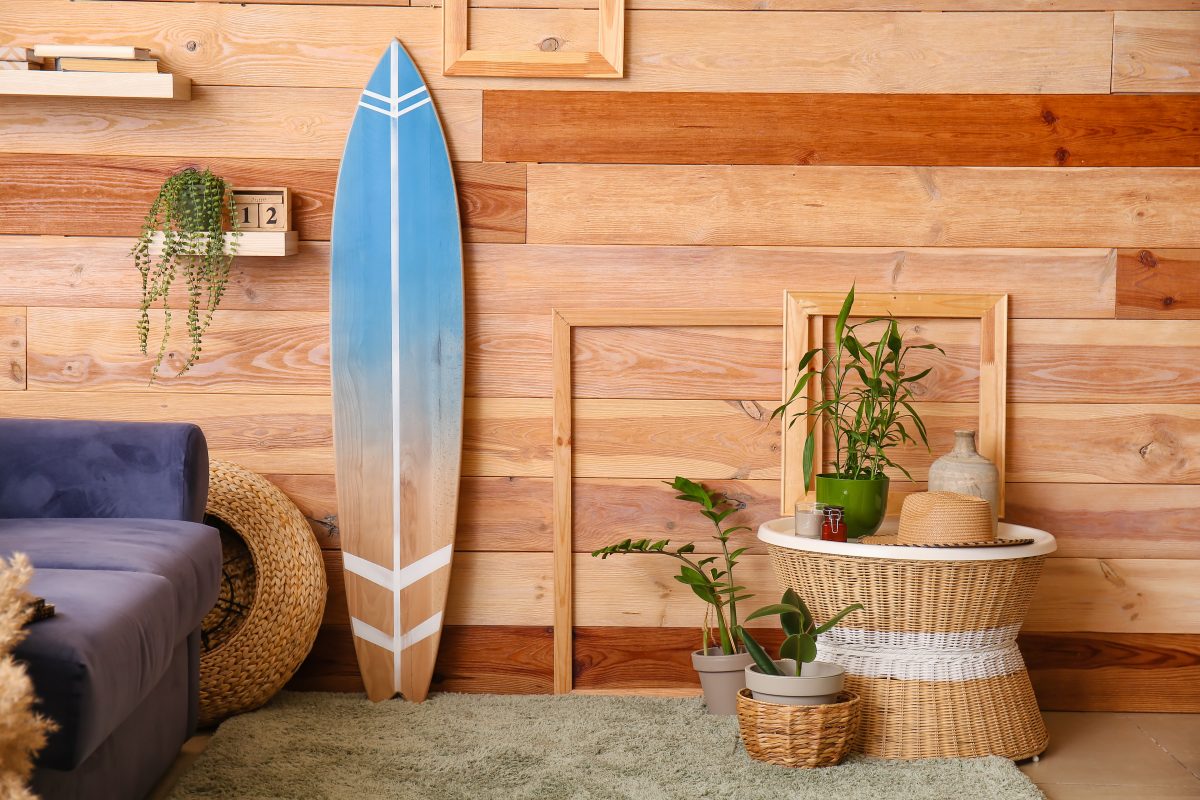 Interior,of,modern,room,with,surfboard